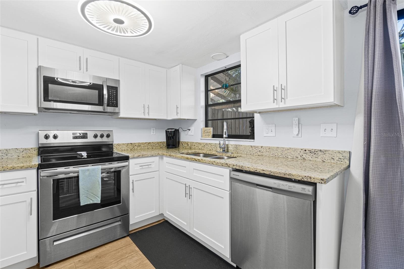 Updated Kitchen - 117 HARBOR DR, CAPE CANAVERAL