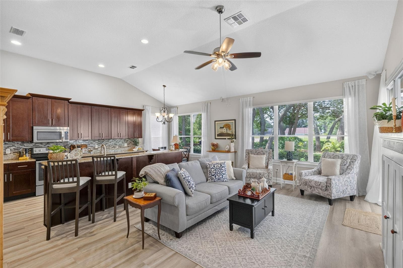 FAMILY ROOM - KITCHEN - 8052 LAUREL RIDGE DR, MOUNT DORA