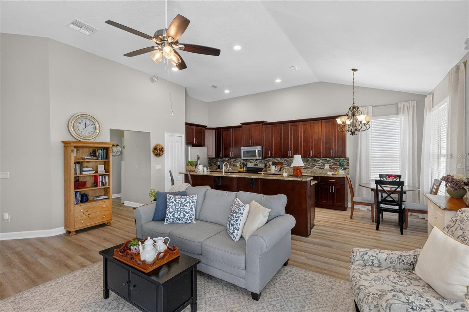 FAMILY ROOM - KITCHEN - 8052 LAUREL RIDGE DR, MOUNT DORA