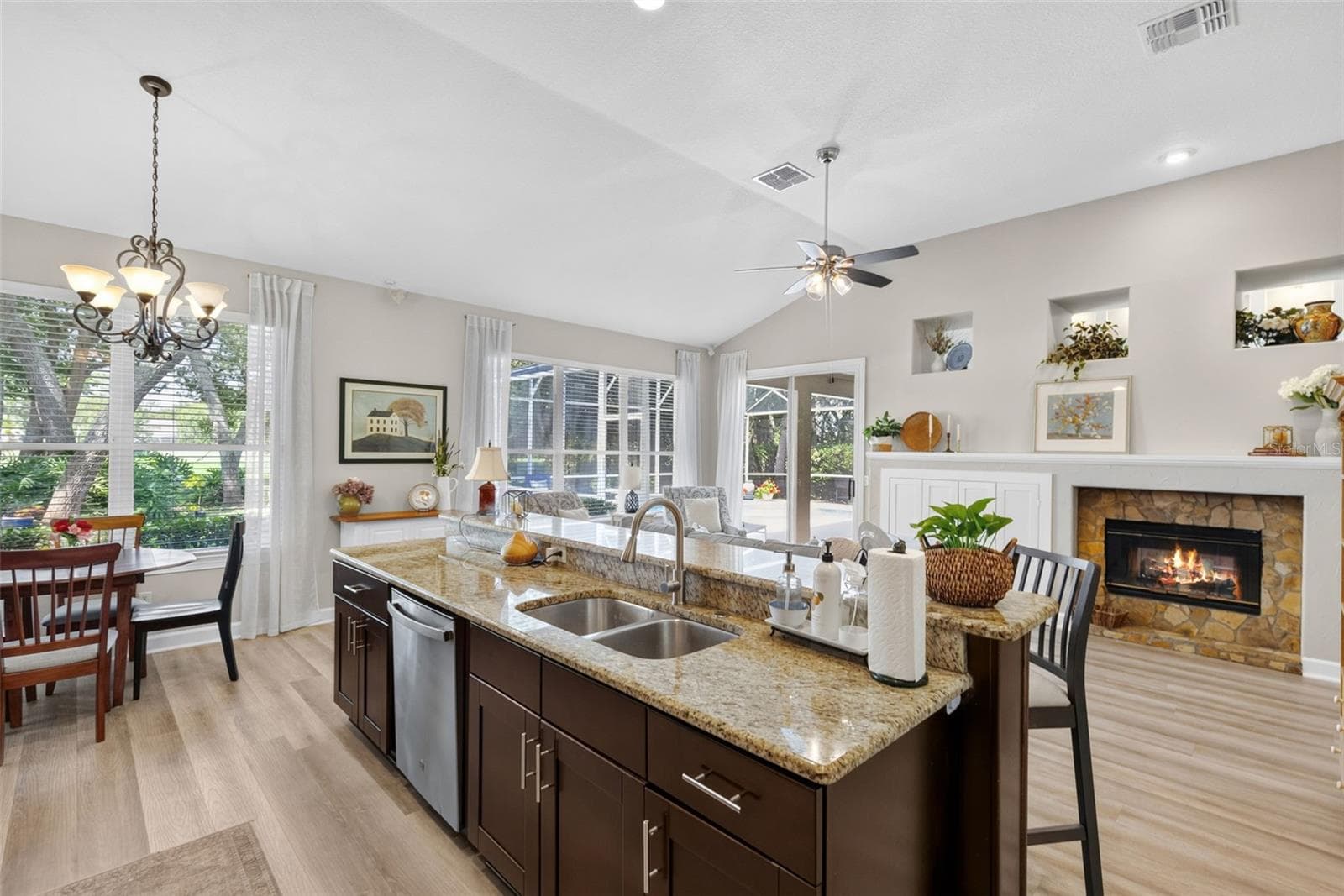 KITCHEN-FAMILY ROOM - 8052 LAUREL RIDGE DR, MOUNT DORA