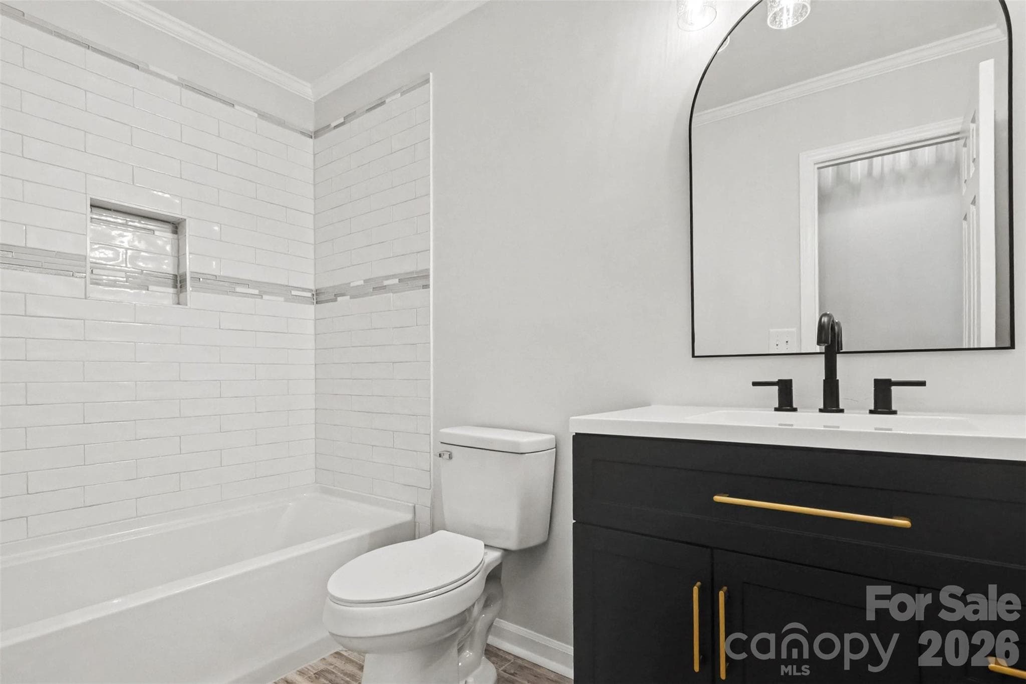 2nd Floor Hall Bath - 4108 Wimbledon Drive, Dallas