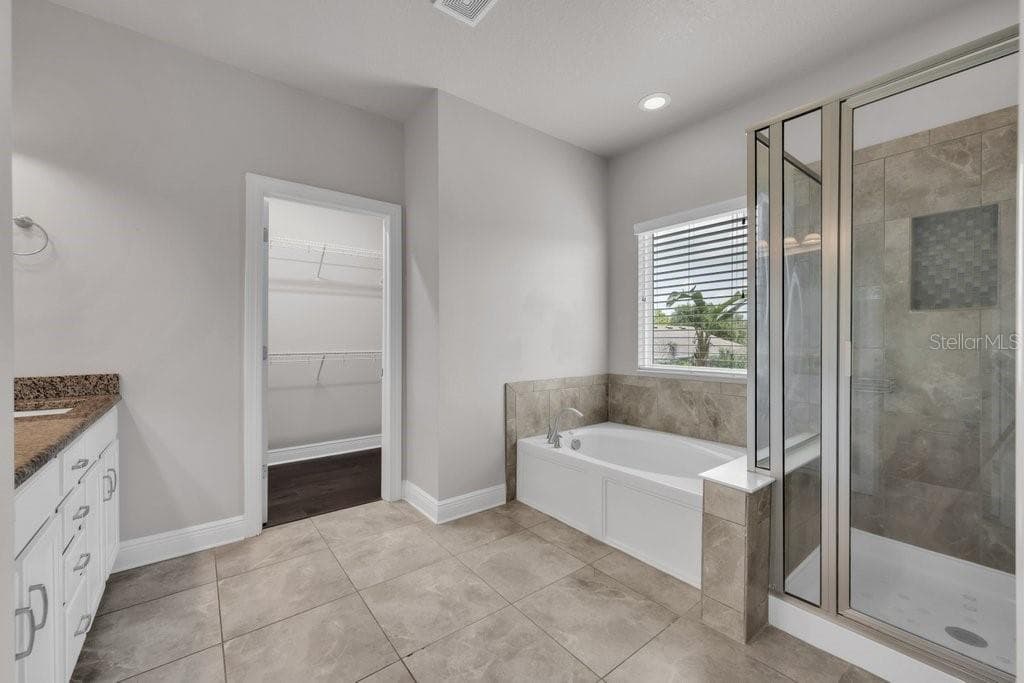 Single Family Residence at 14306 BARRINGTON STOWERS DR, LITHIA, photo 28 of 40