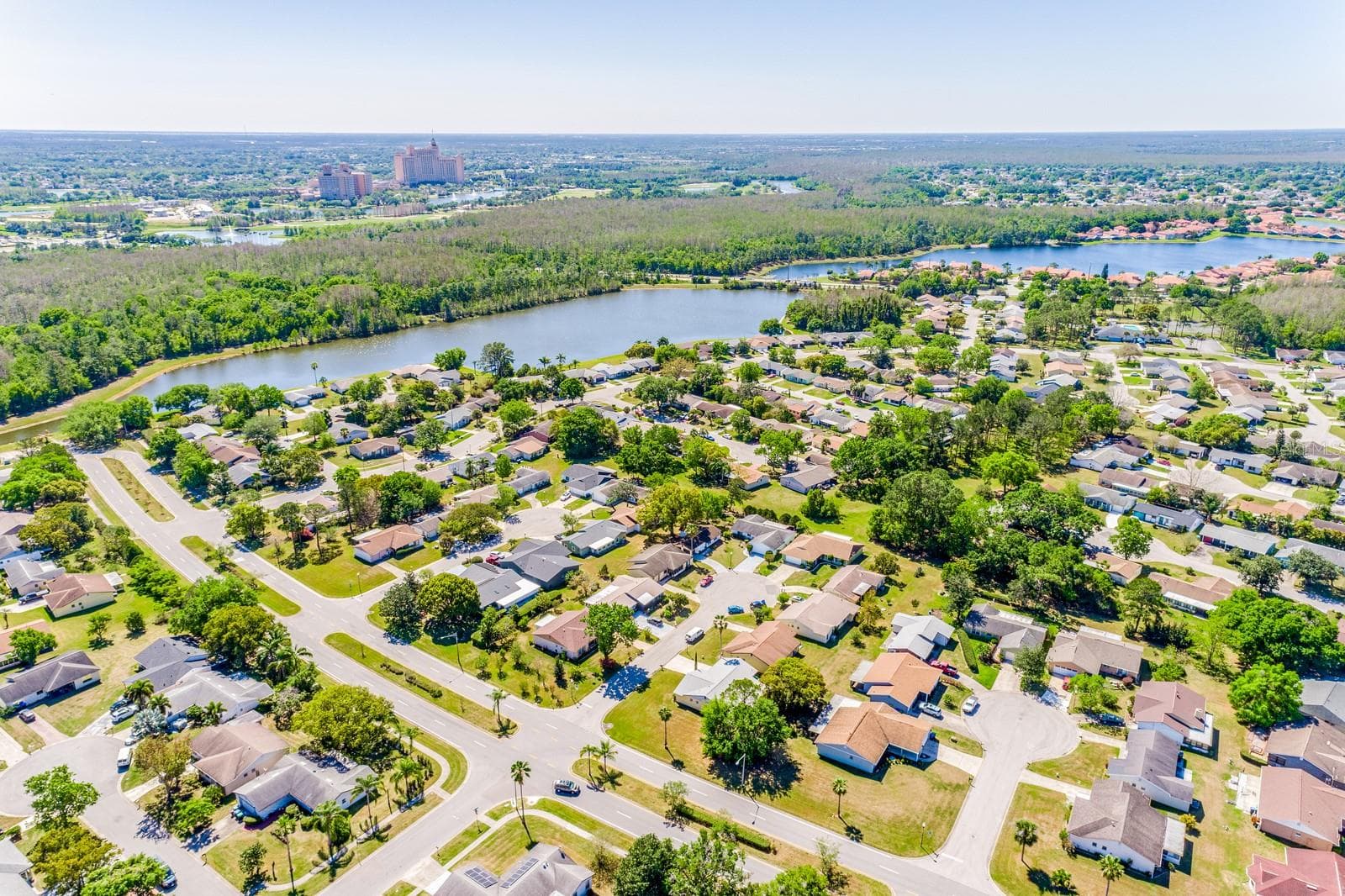 All the charm of Williamsburg just minutes from theme parks, shopping, dining, SR 528 and I-4. - 10330 LICORICE WAY, ORLANDO