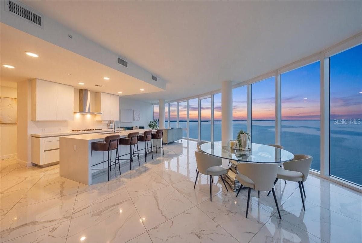 Contemporary gourmet kitchen with premium finishes. - 2900 W BAY TO BAY BLVD #1401, TAMPA