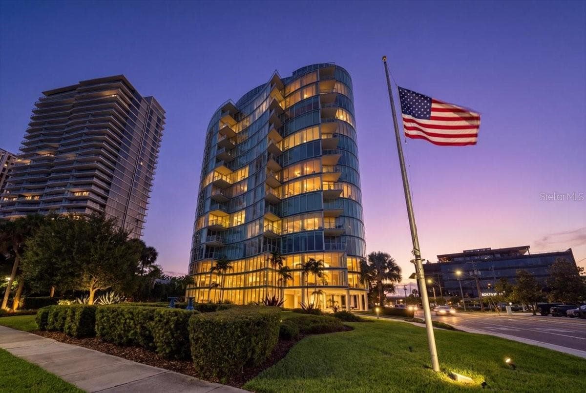 Striking curved modern architectural design. - 2900 W BAY TO BAY BLVD #1401, TAMPA