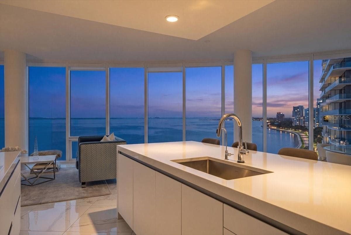 Open flow into the main living space. - 2900 W BAY TO BAY BLVD #1401, TAMPA