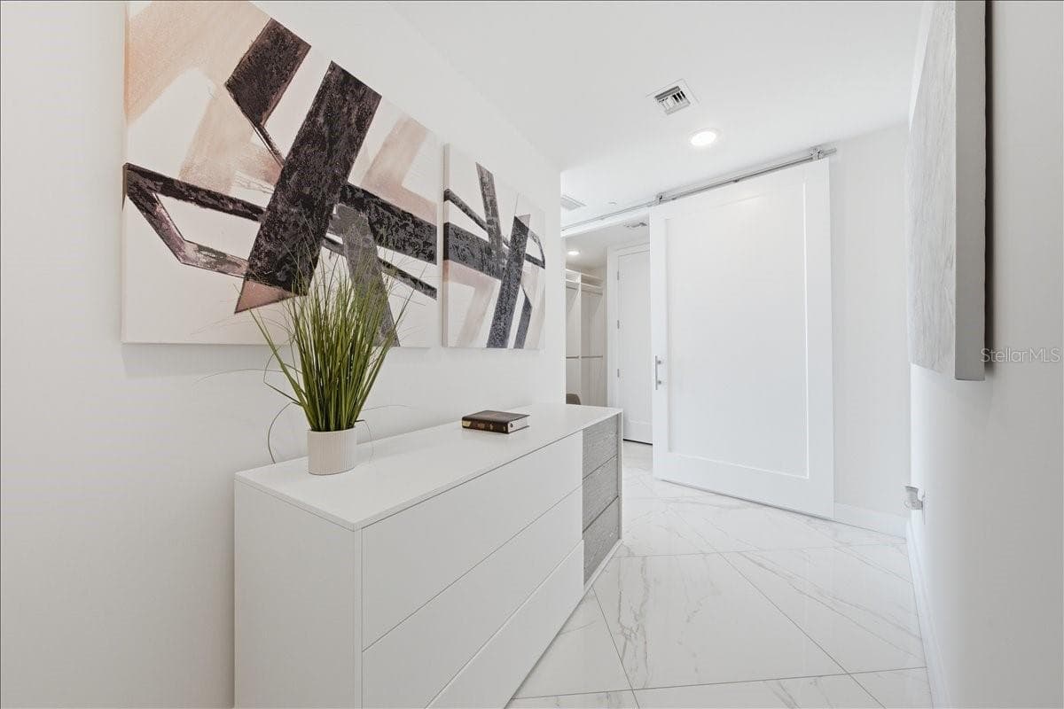 Exceptional hallway design - 2900 W BAY TO BAY BLVD #1401, TAMPA