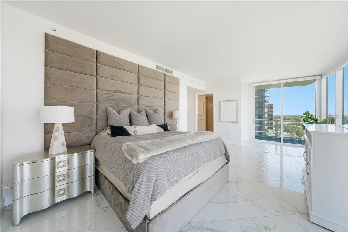 Luxurious owner's retreat with panoramic bay views. - 2900 W BAY TO BAY BLVD #1401, TAMPA