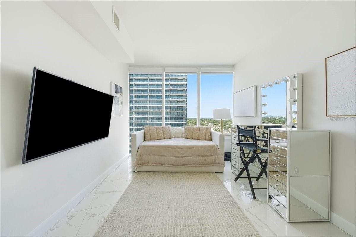 Comfortable guest suite with beautiful natural light. - 2900 W BAY TO BAY BLVD #1401, TAMPA