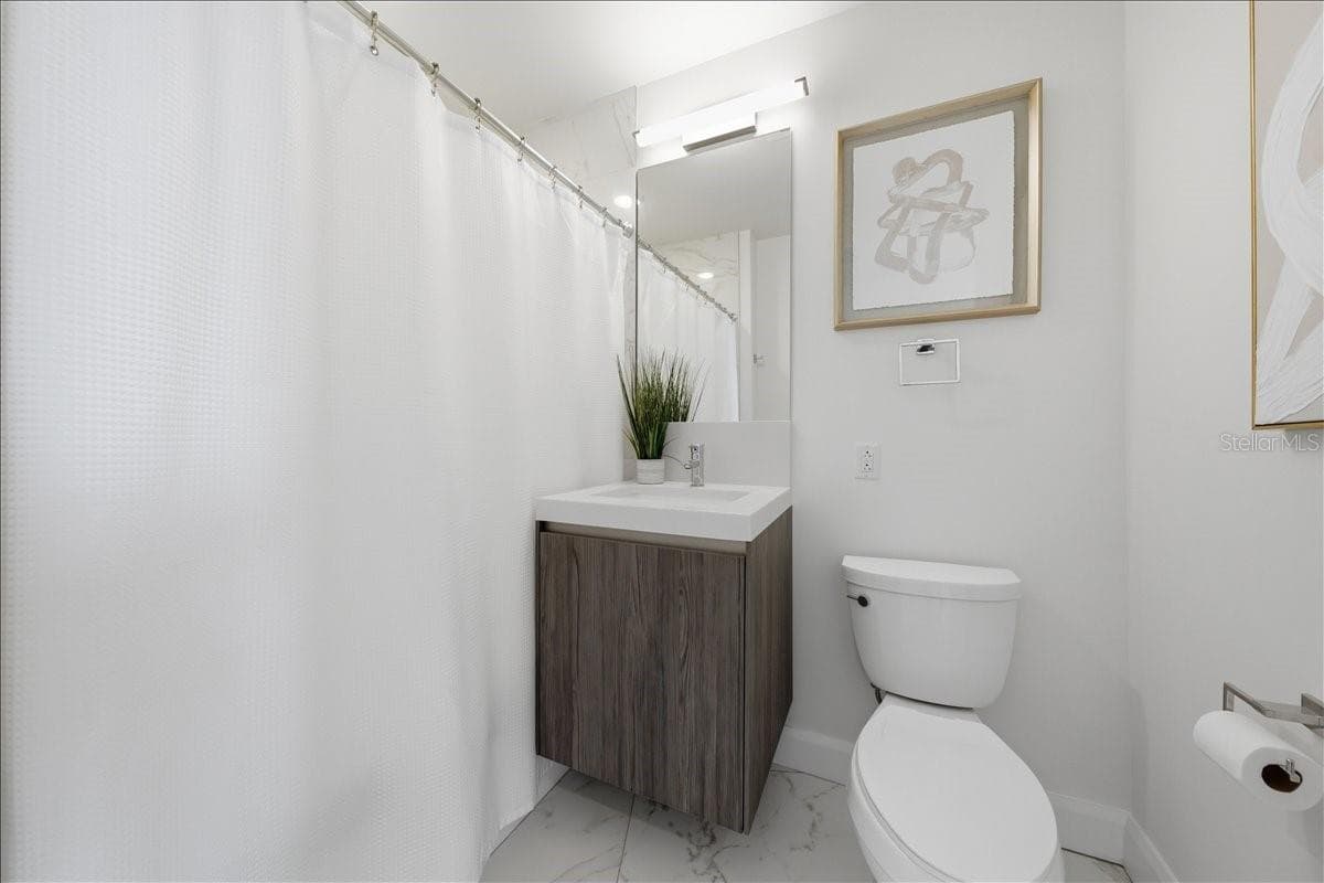 Well-appointed secondary bathroom with stone finishes. - 2900 W BAY TO BAY BLVD #1401, TAMPA