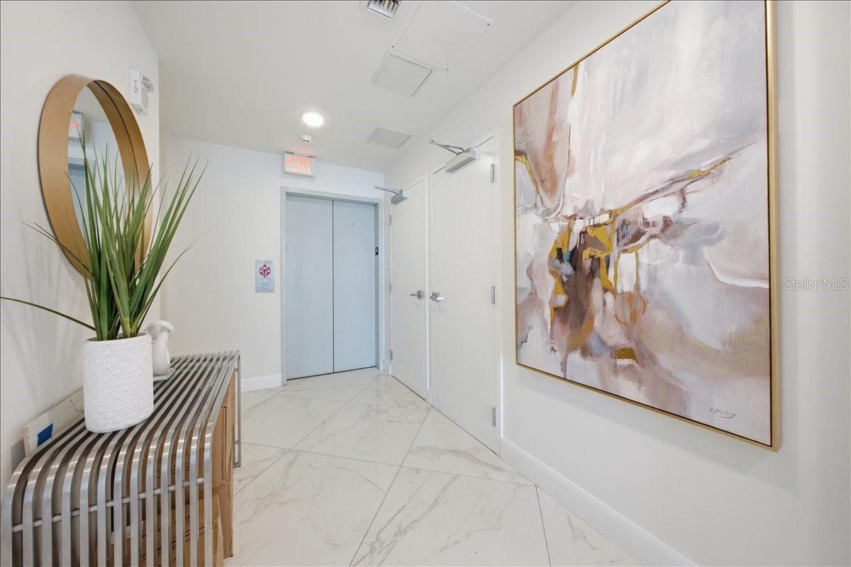 Well-maintained hallway - 2900 W BAY TO BAY BLVD #1401, TAMPA