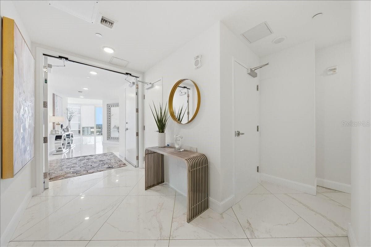 Elegant entrance into the open-concept residence. - 2900 W BAY TO BAY BLVD #1401, TAMPA