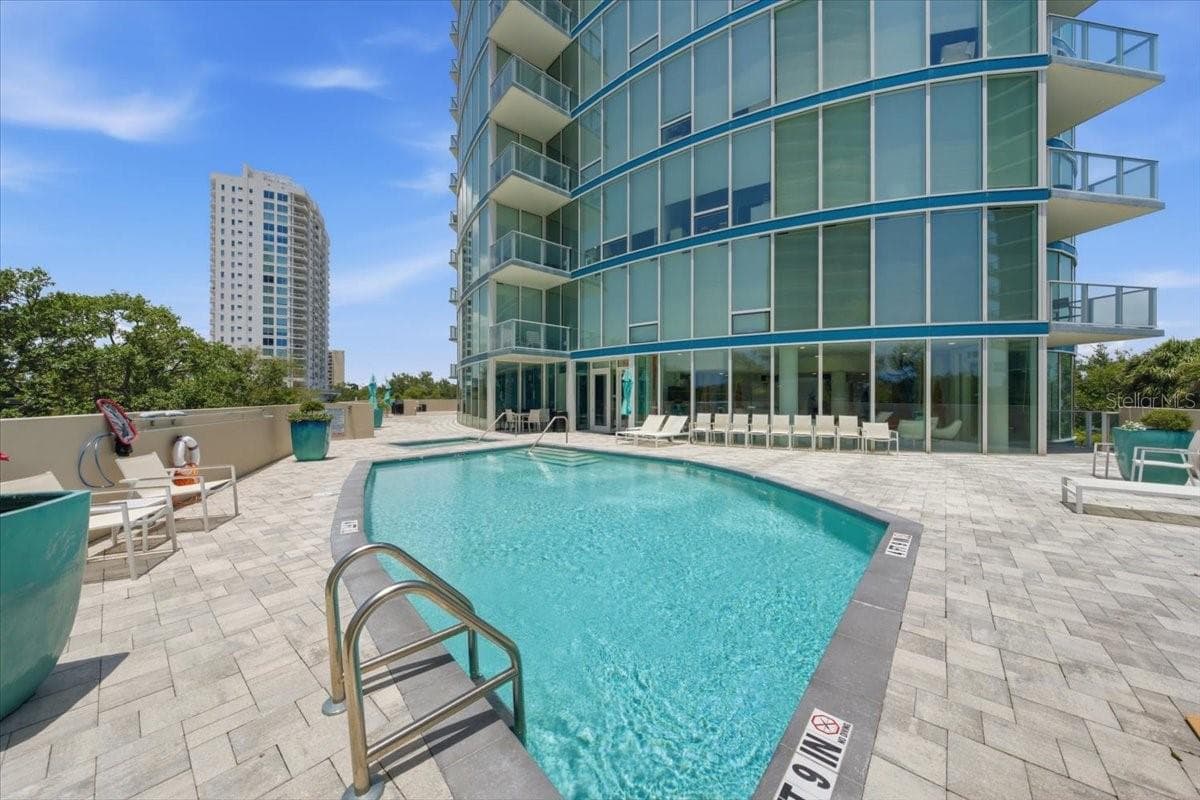 Luxury waterfront pool. - 2900 W BAY TO BAY BLVD #1401, TAMPA