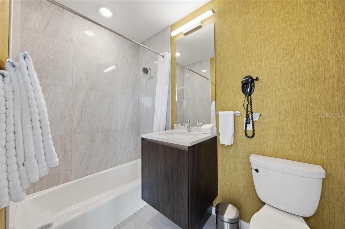 Full bathroom for guest - 2900 W BAY TO BAY BLVD #1401, TAMPA
