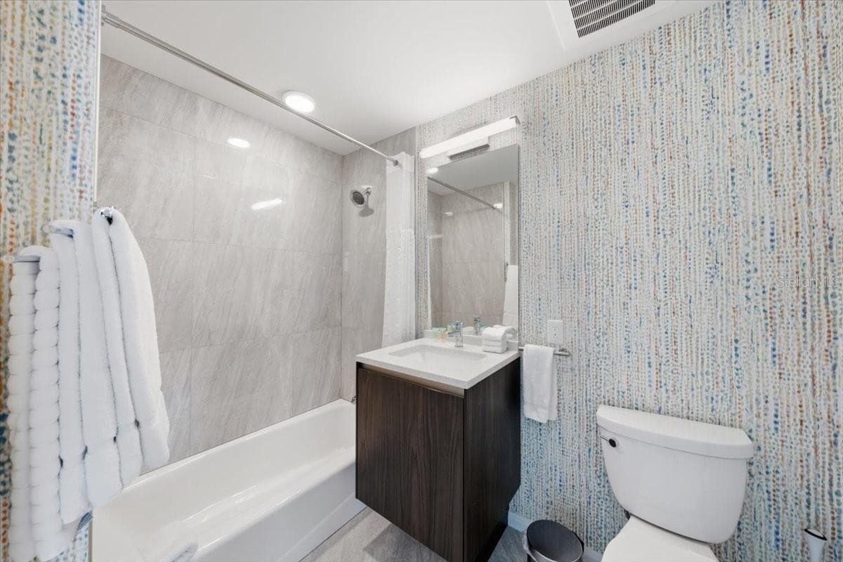 Another guest bathroom - 2900 W BAY TO BAY BLVD #1401, TAMPA