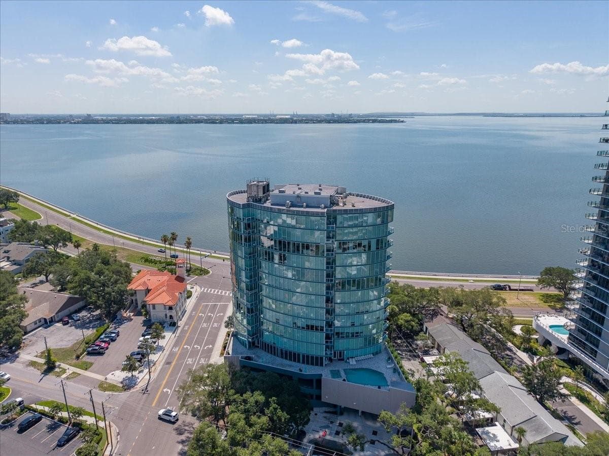 Steps from numerous restaurants and cafés. - 2900 W BAY TO BAY BLVD #1401, TAMPA