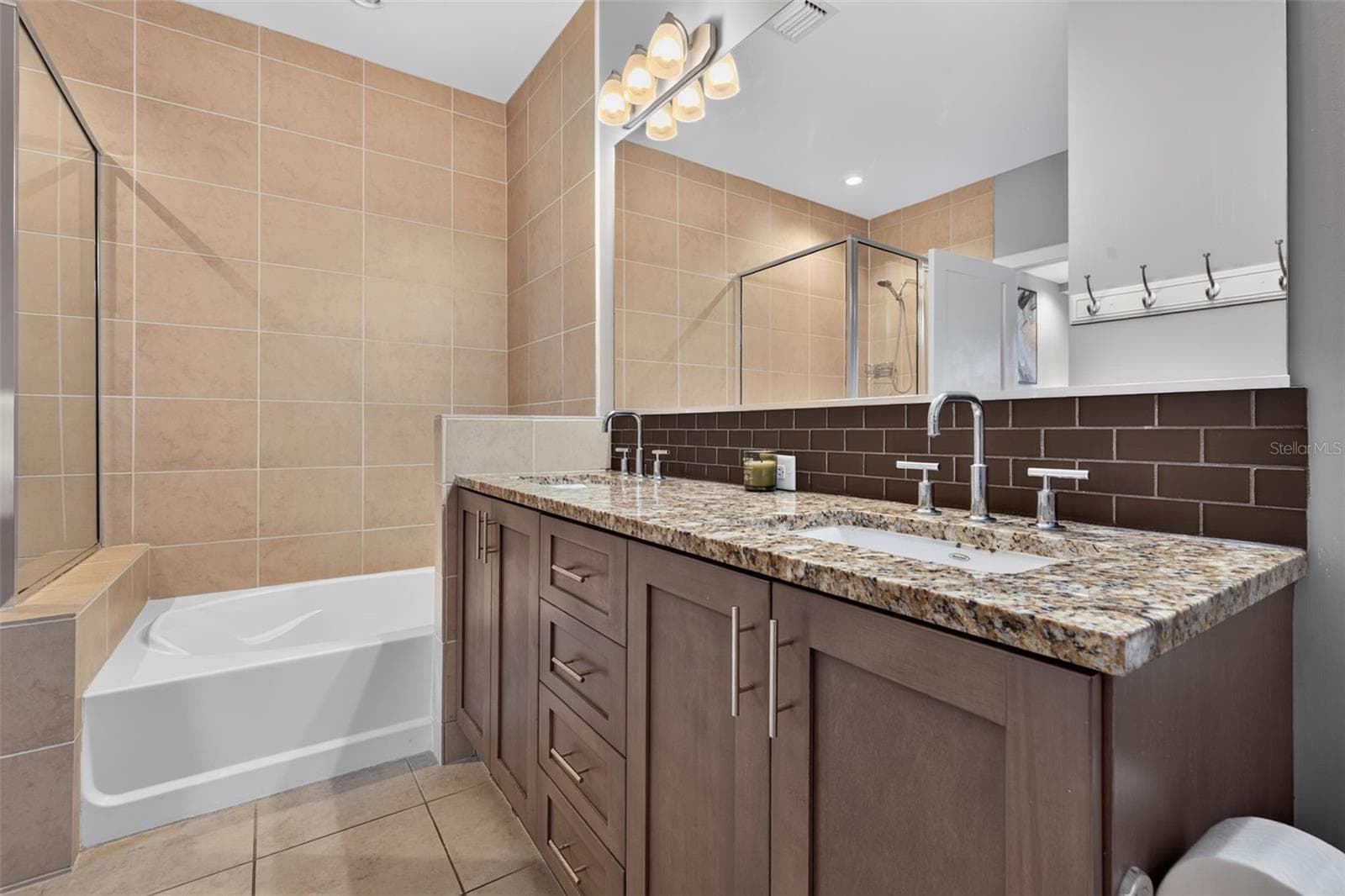 Condominium at 400 4TH AVE S #408, ST PETERSBURG, photo 17 of 33
