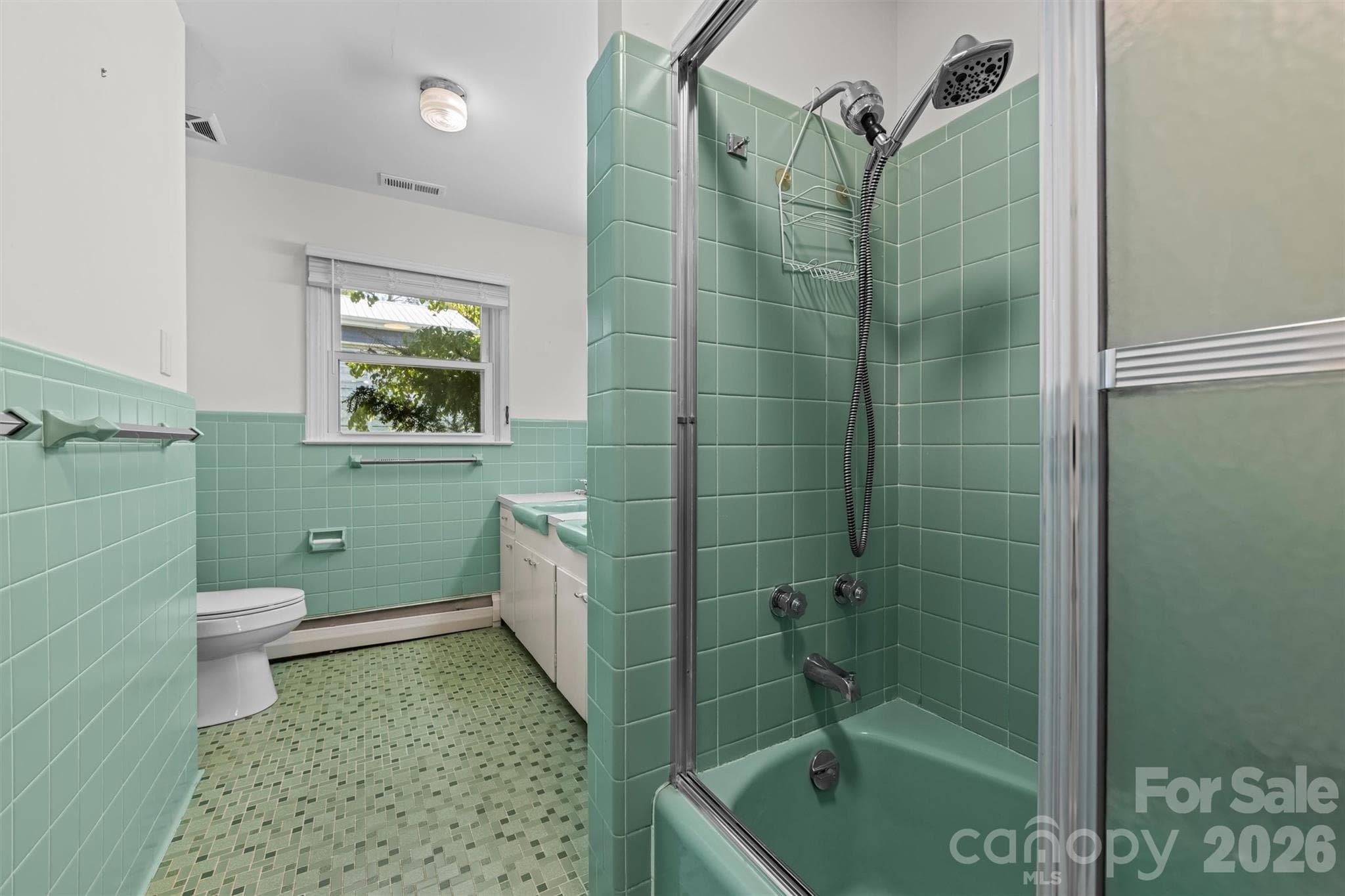Guest Bath - 21 Hamburg Drive, Weaverville
