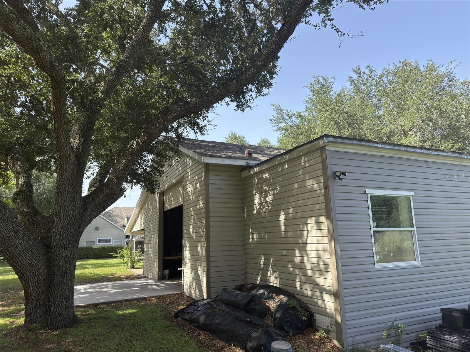Here you can see the attached office building to the back of the garage. - 32137 WOLF BRANCH LN, SORRENTO