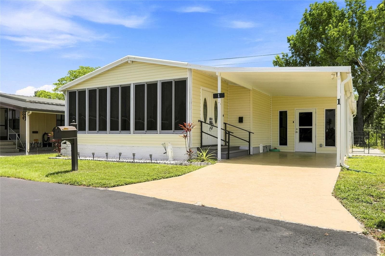 Front of Home - 1 POINSETTIA DR, FORT MYERS