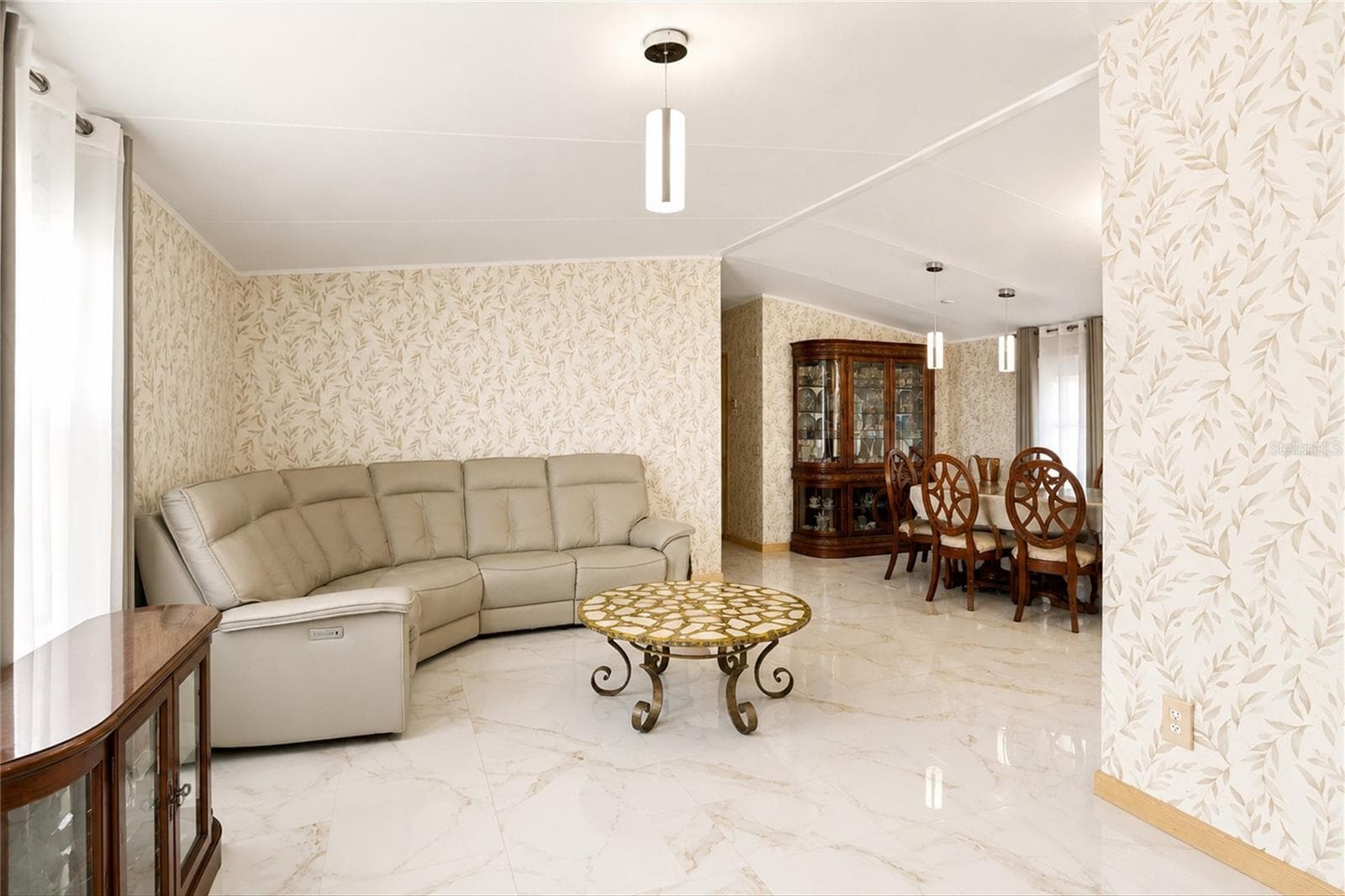 Living Room - 1 POINSETTIA DR, FORT MYERS