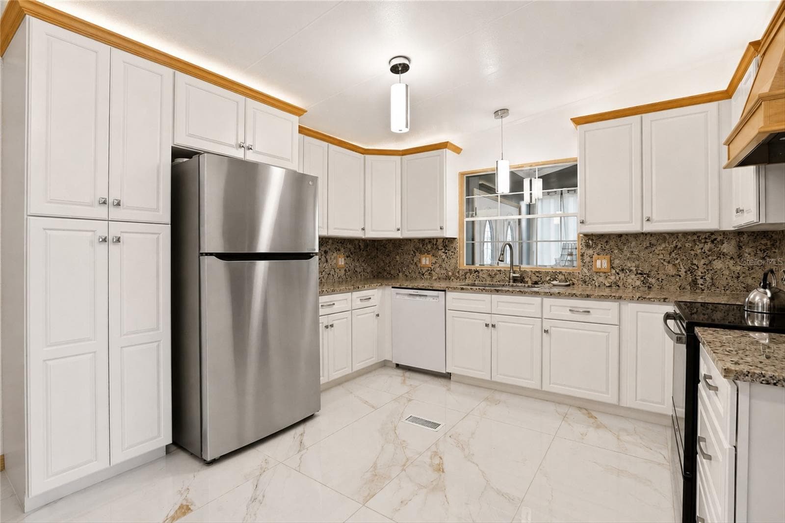 Kitchen with Granite Counter Tops - 1 POINSETTIA DR, FORT MYERS