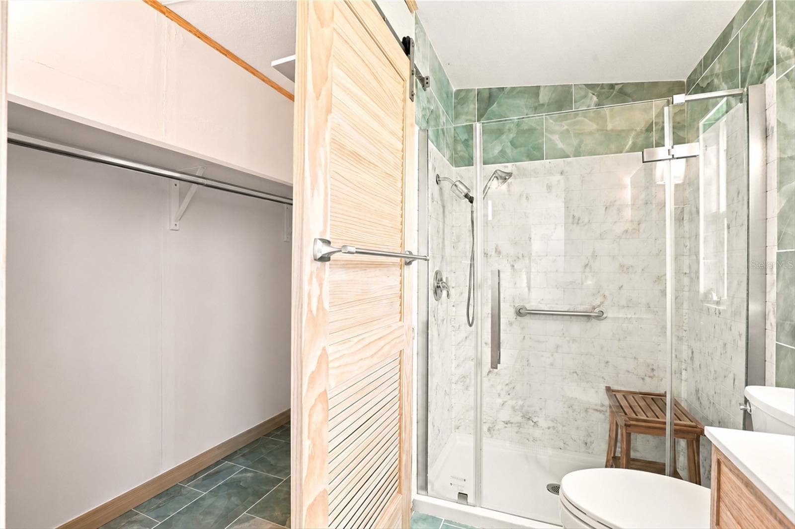 Primary Bathroom - 1 POINSETTIA DR, FORT MYERS