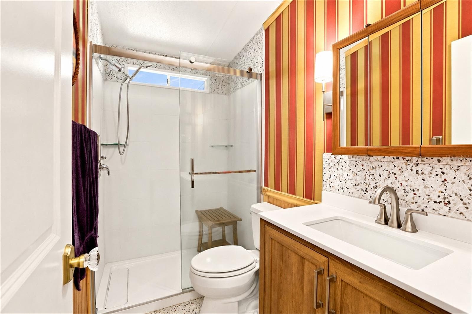 Guest Bathroom - 1 POINSETTIA DR, FORT MYERS