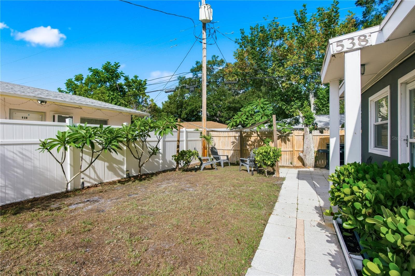 Private Side Yard - 536 PATRICIA AVE, DUNEDIN