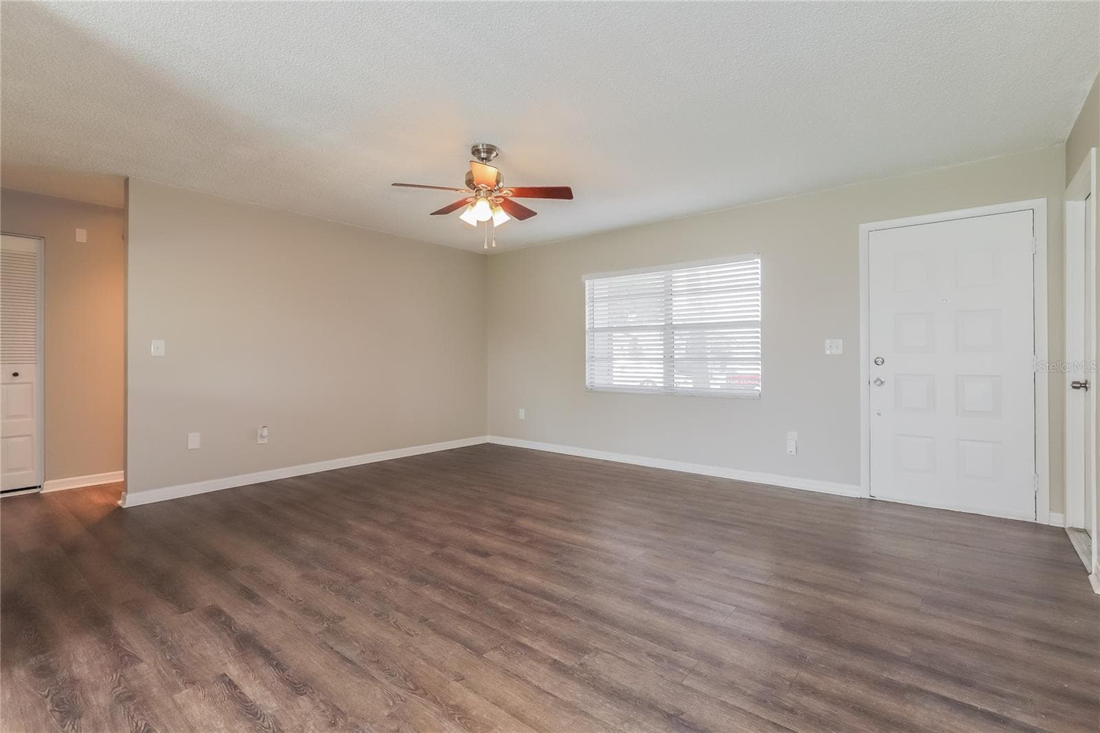 Single Family Residence at 1002 PINEHAVEN CT, BRANDON, photo 2 of 15