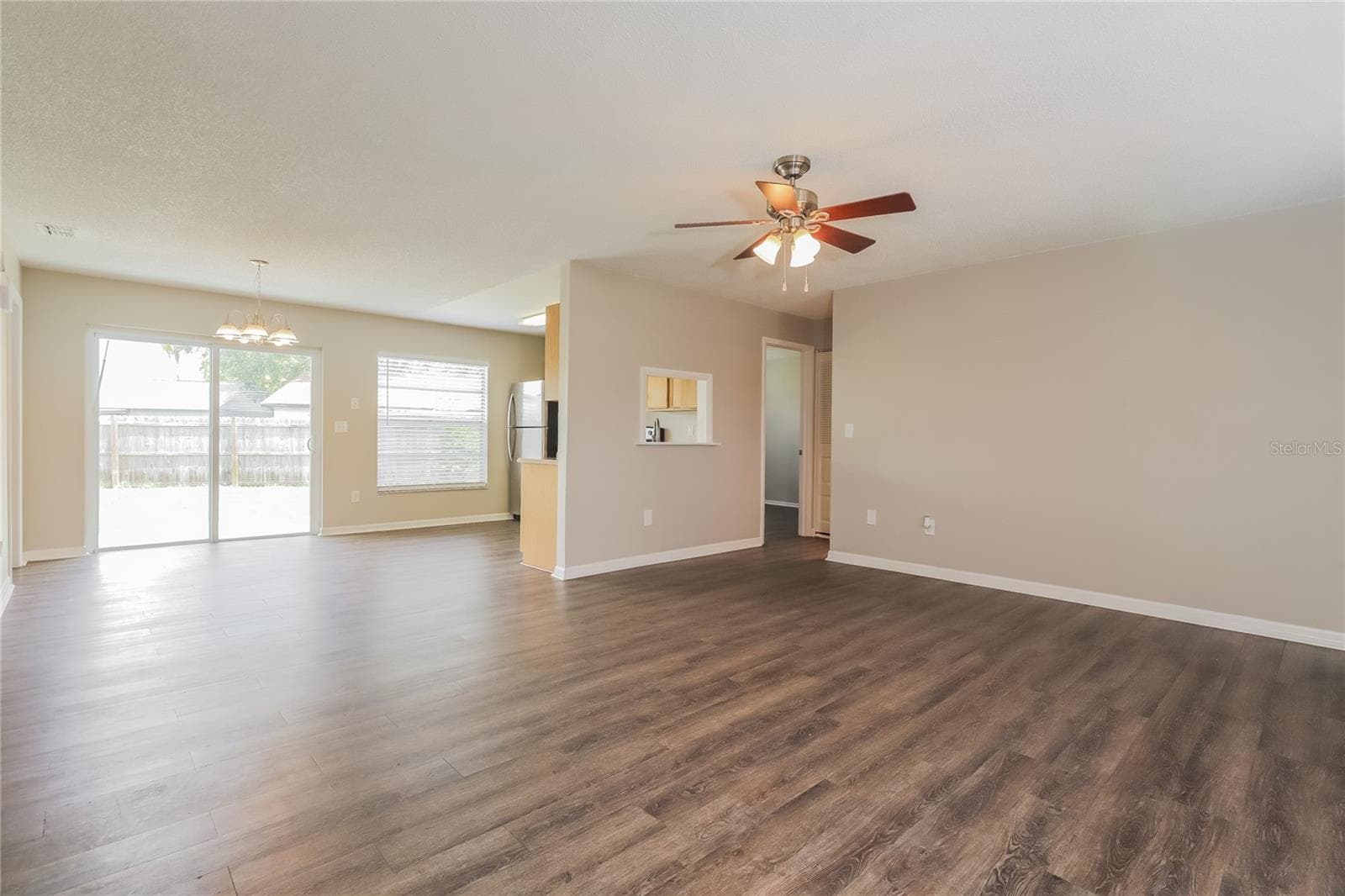 Single Family Residence at 1002 PINEHAVEN CT, BRANDON, photo 3 of 15