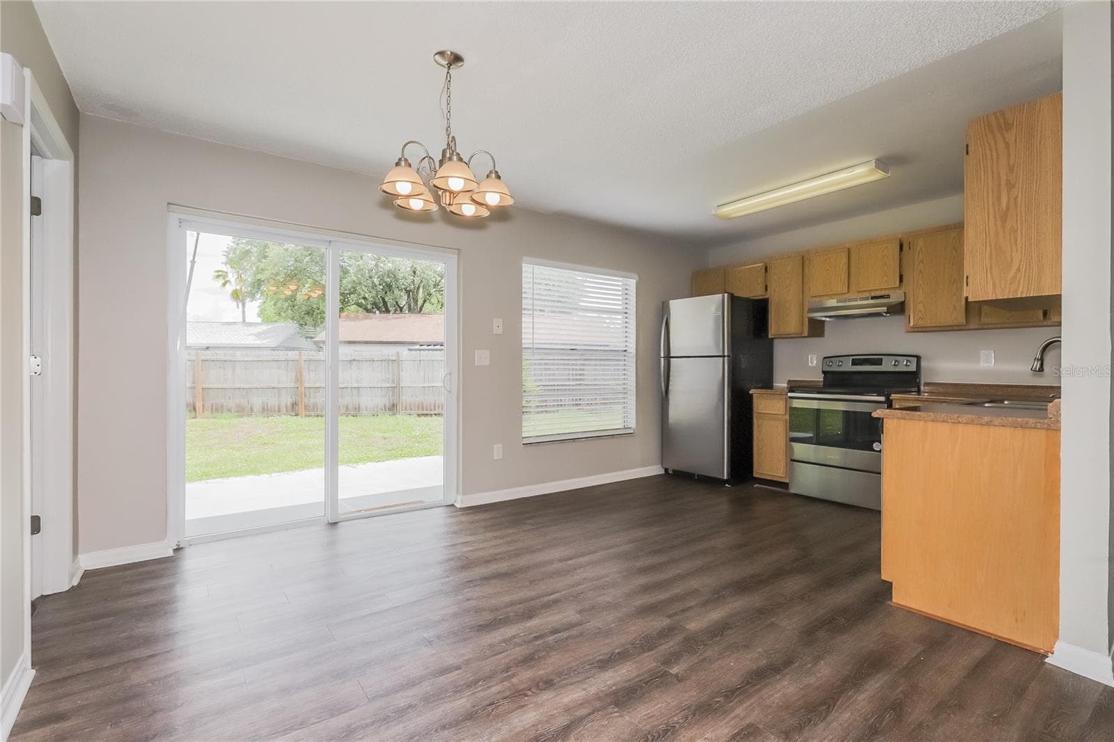 Single Family Residence at 1002 PINEHAVEN CT, BRANDON, photo 4 of 15