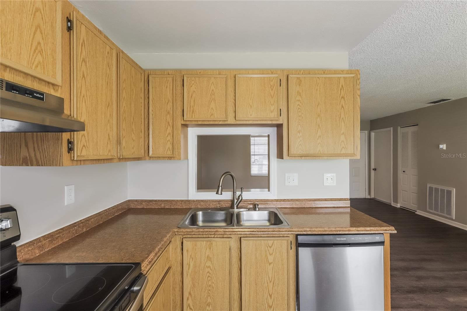 Single Family Residence at 1002 PINEHAVEN CT, BRANDON, photo 7 of 15