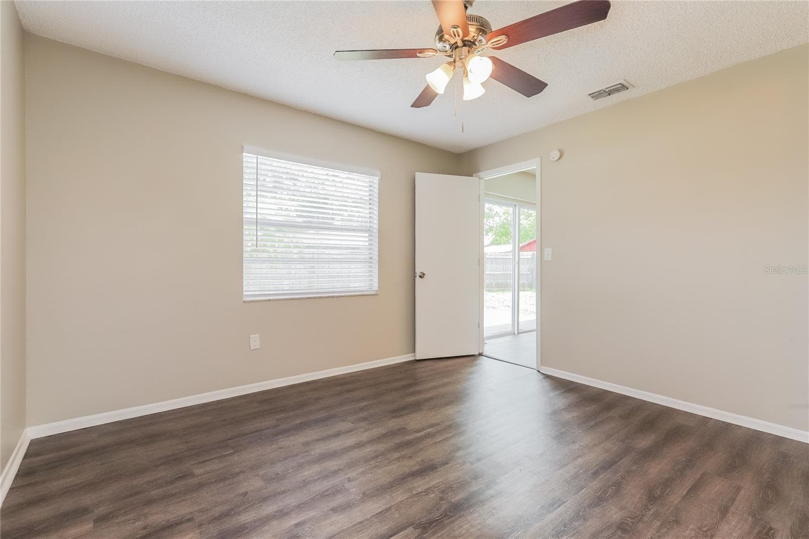 Single Family Residence at 1002 PINEHAVEN CT, BRANDON, photo 8 of 15