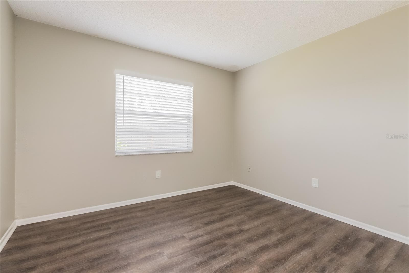 Single Family Residence at 1002 PINEHAVEN CT, BRANDON, photo 11 of 15