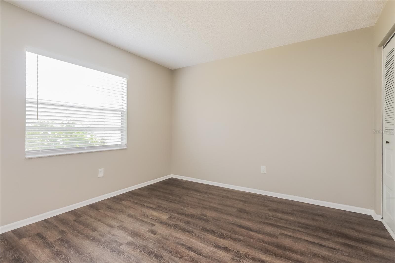 Single Family Residence at 1002 PINEHAVEN CT, BRANDON, photo 12 of 15