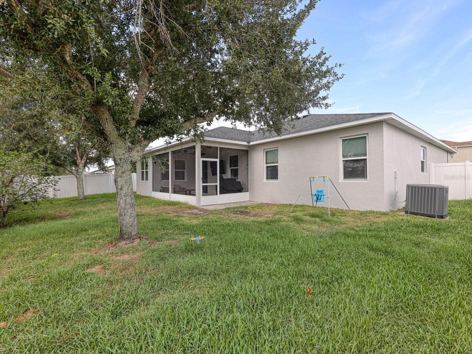 Completely fenced back yard - 6307 4TH ST E, BRADENTON