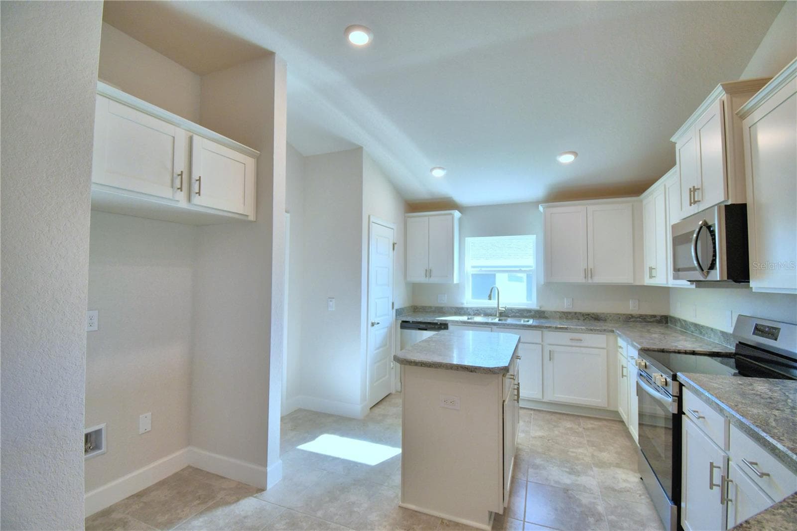 Single Family Residence at 4616 CALAMINT LN, AUBURNDALE, photo 9 of 52