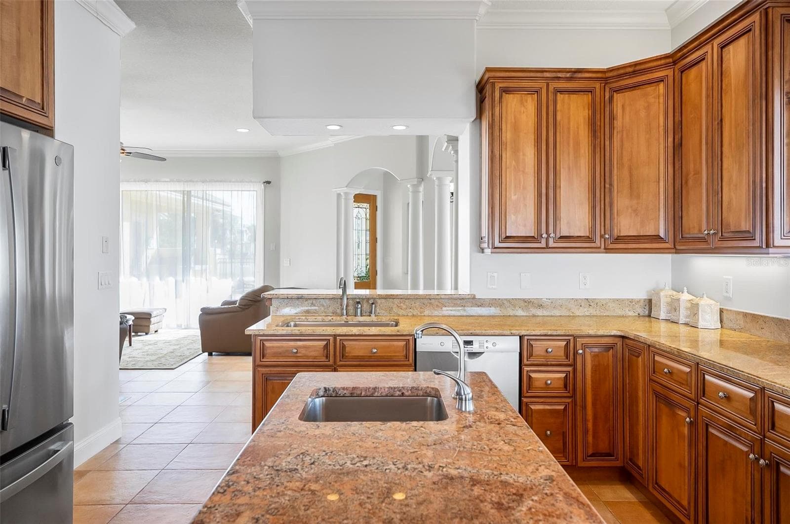 Bar sink in center island.... perfect for entertaining - 88 HIDDEN CV, FLAGLER BEACH