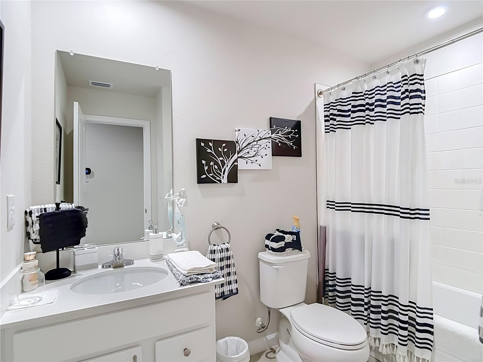 Full Bathroom Shower & Tub Combo on 2nd Floor - 11994 GRIZZLY LN, NEW PORT RICHEY