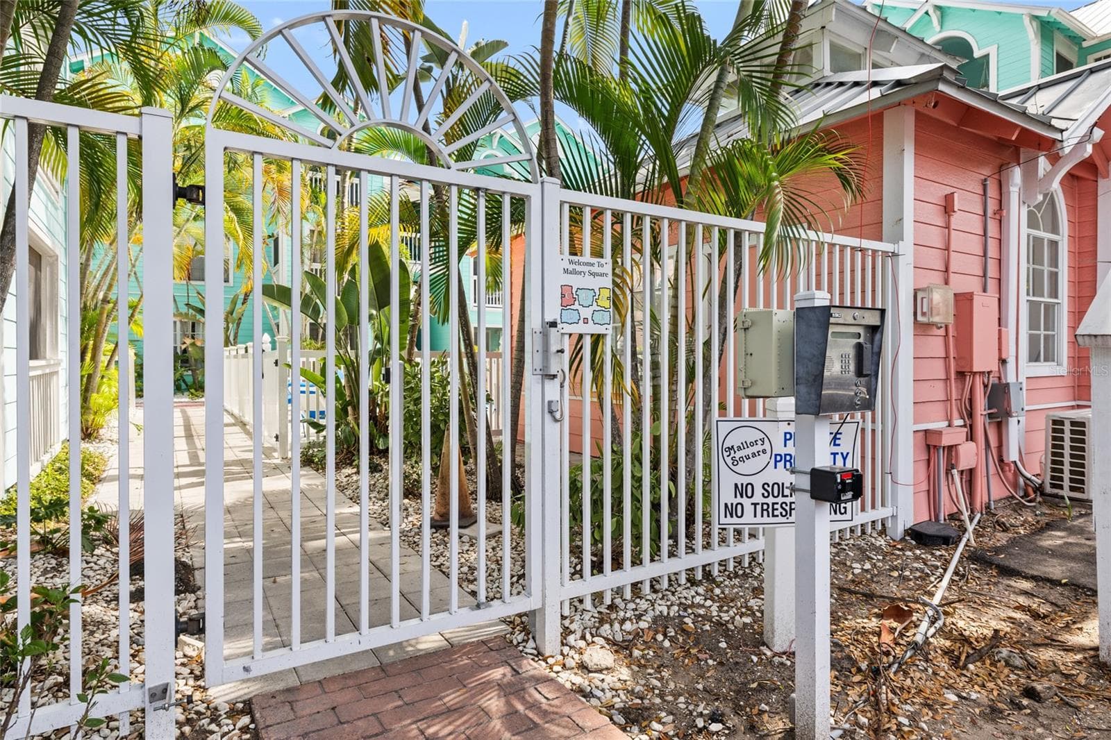 Gated community - 3002 W CLEVELAND ST #B6, TAMPA