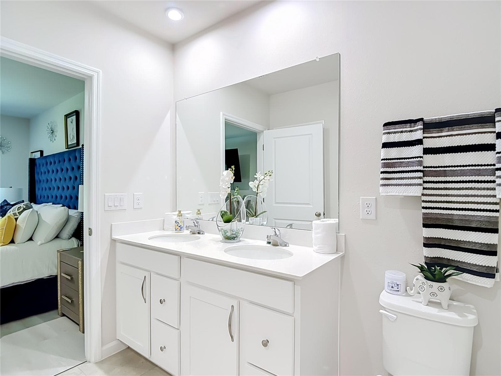 Primary Bathroom w/Dual Sinks & Walk-In Shower - 12000 GRIZZLY LN, NEW PORT RICHEY