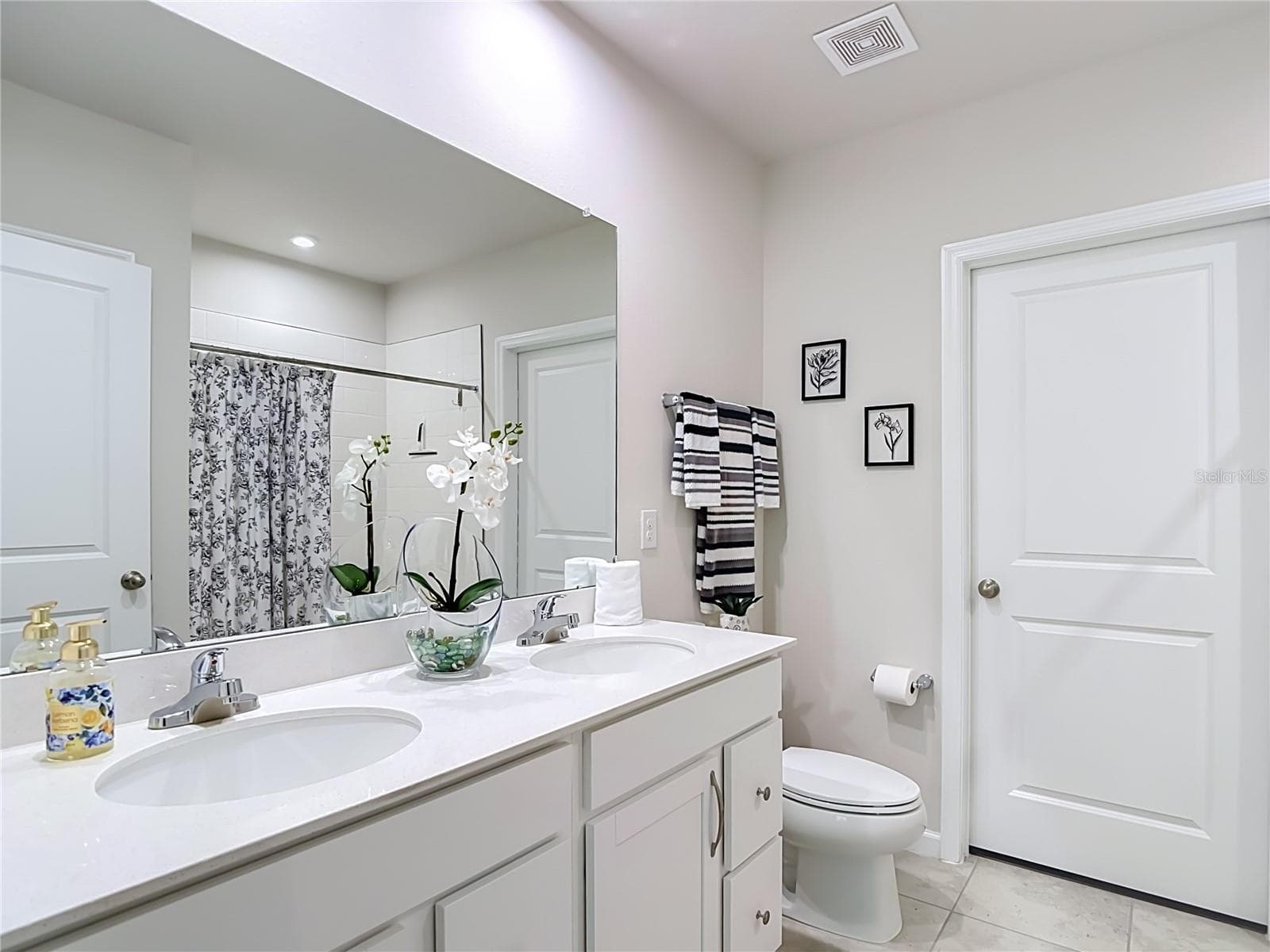 Primary Bathroom w/Dual Sinks & Walk-In Shower - 12000 GRIZZLY LN, NEW PORT RICHEY