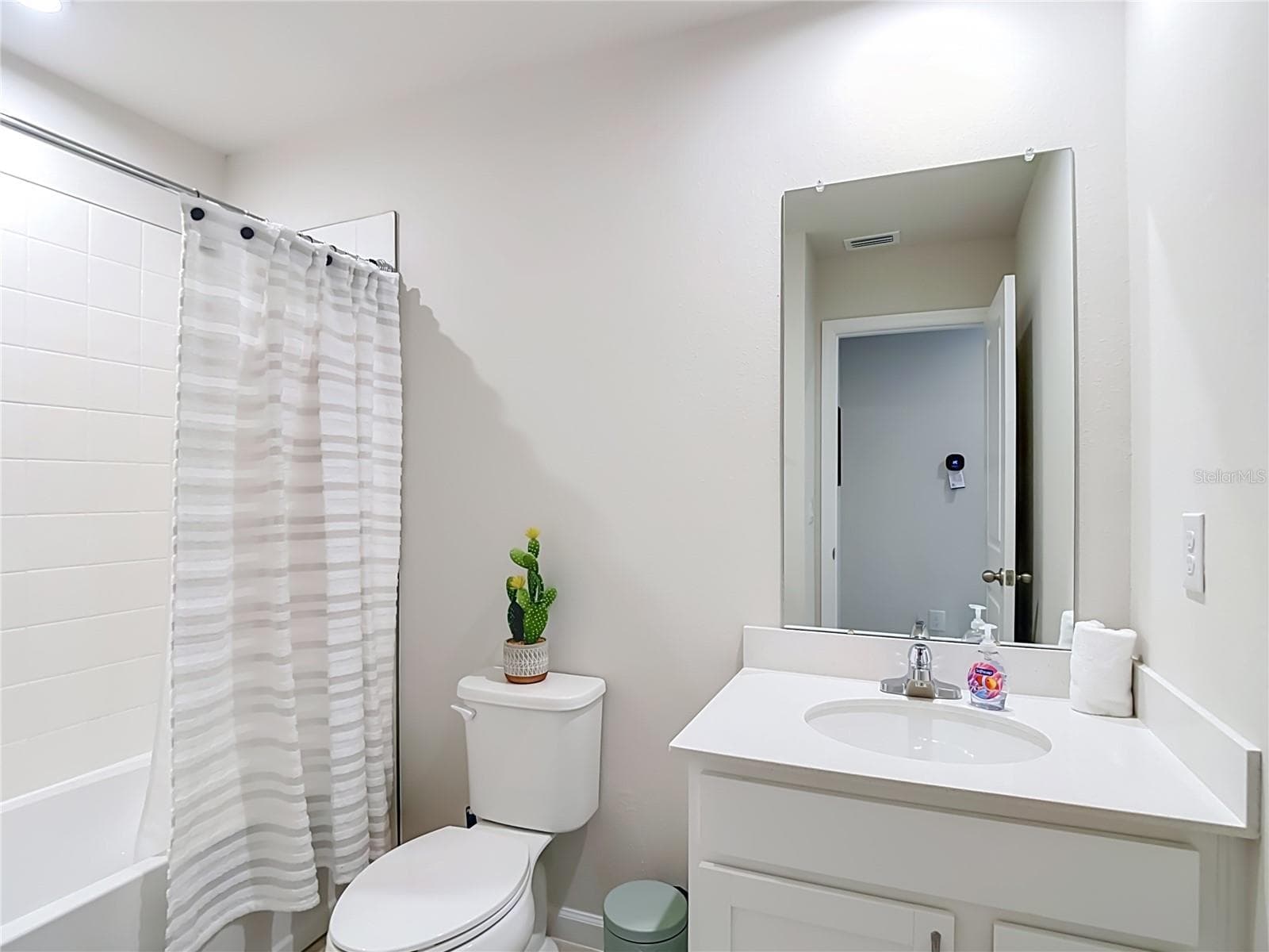 Hall Bathroom 2nd Floor Shower Tub Combo - 12000 GRIZZLY LN, NEW PORT RICHEY