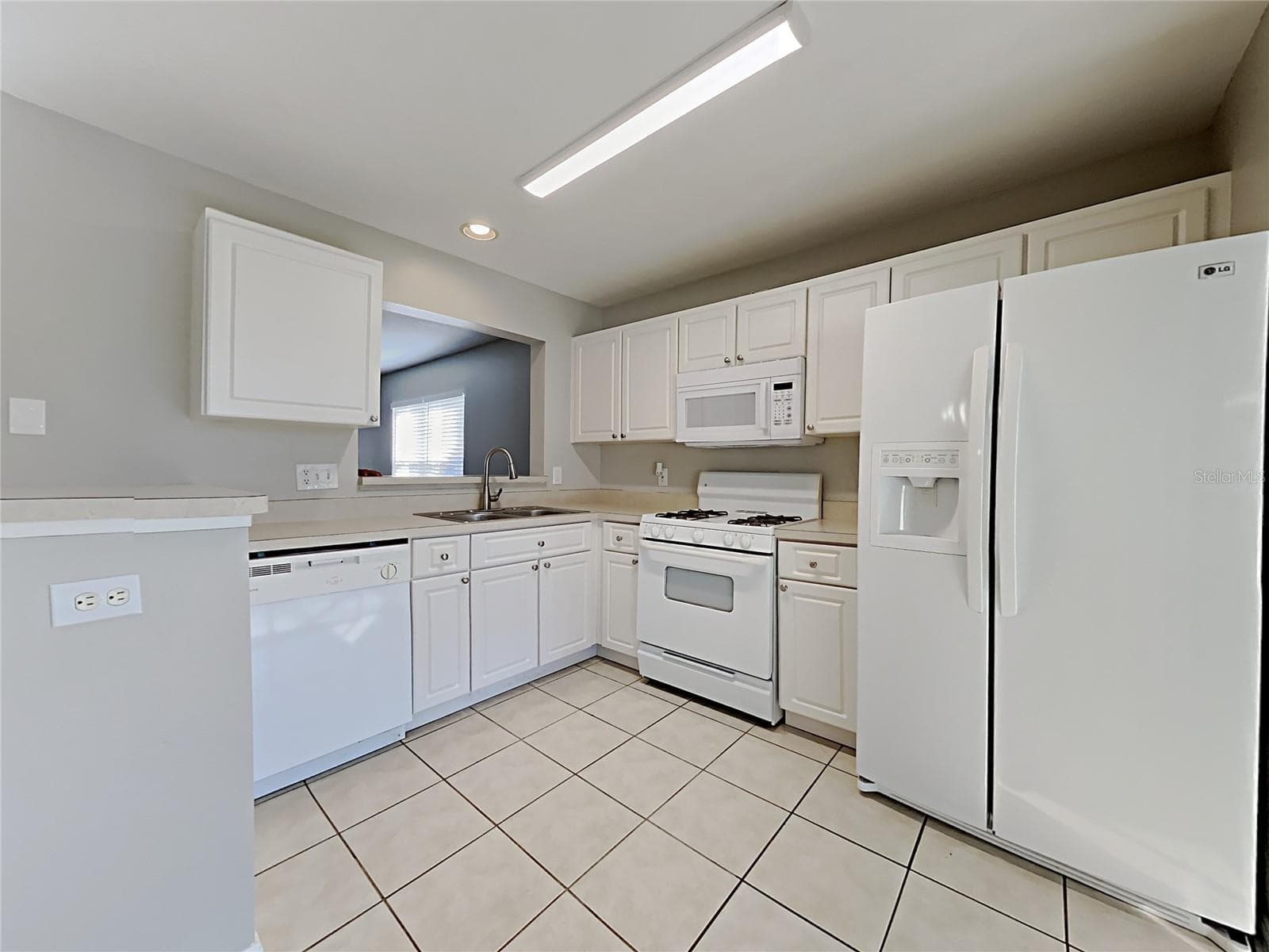 Single Family Residence at 404 SUMMER SAILS DR, VALRICO, photo 6 of 25