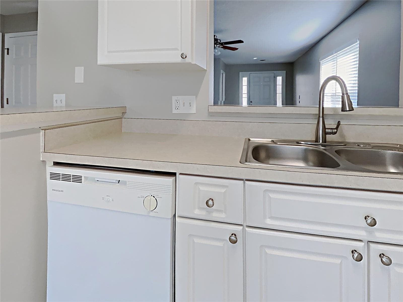 Single Family Residence at 404 SUMMER SAILS DR, VALRICO, photo 9 of 25