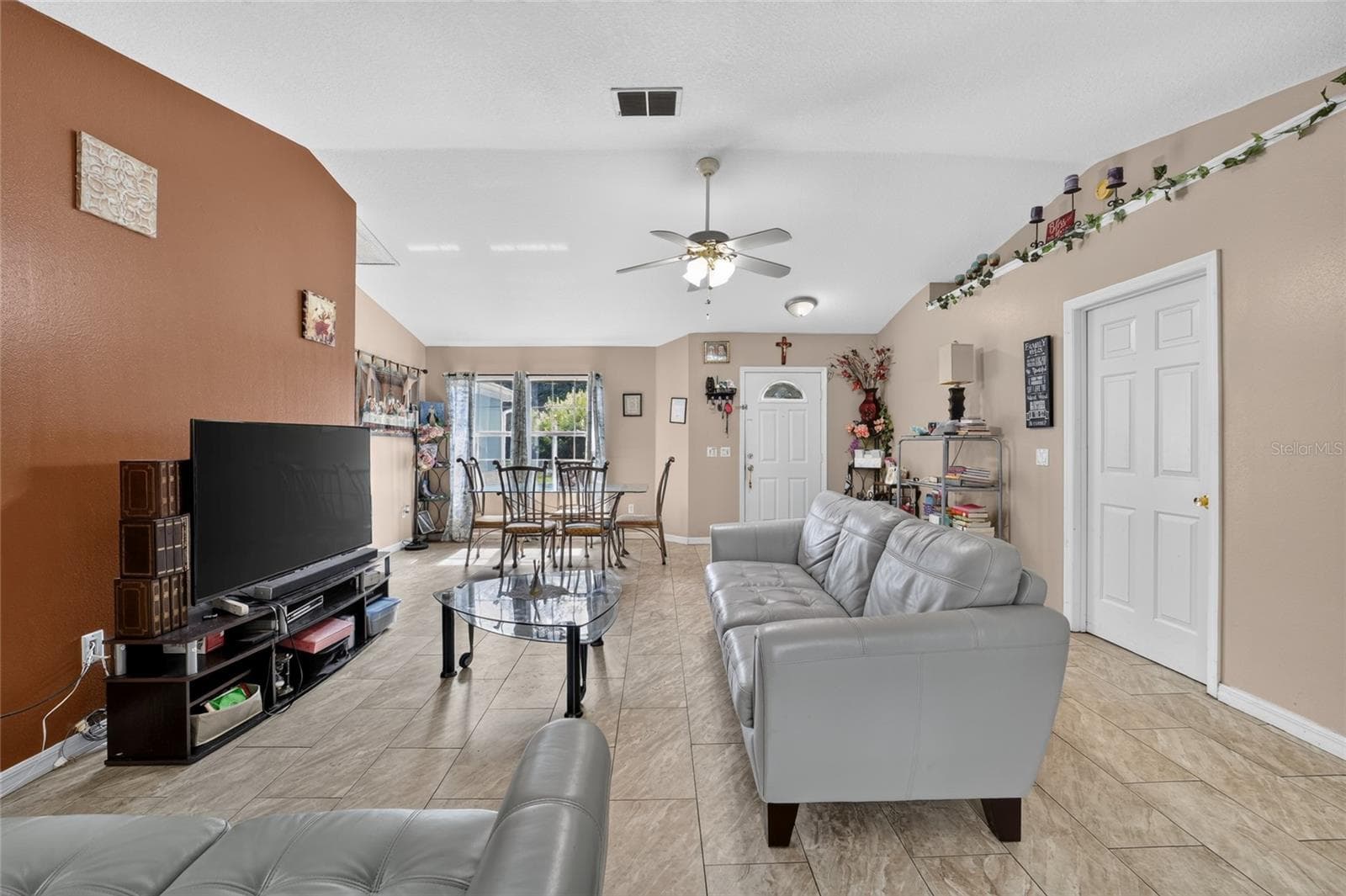 Single Family Residence at 304 MARION OAKS CRSE, OCALA, photo 6 of 73