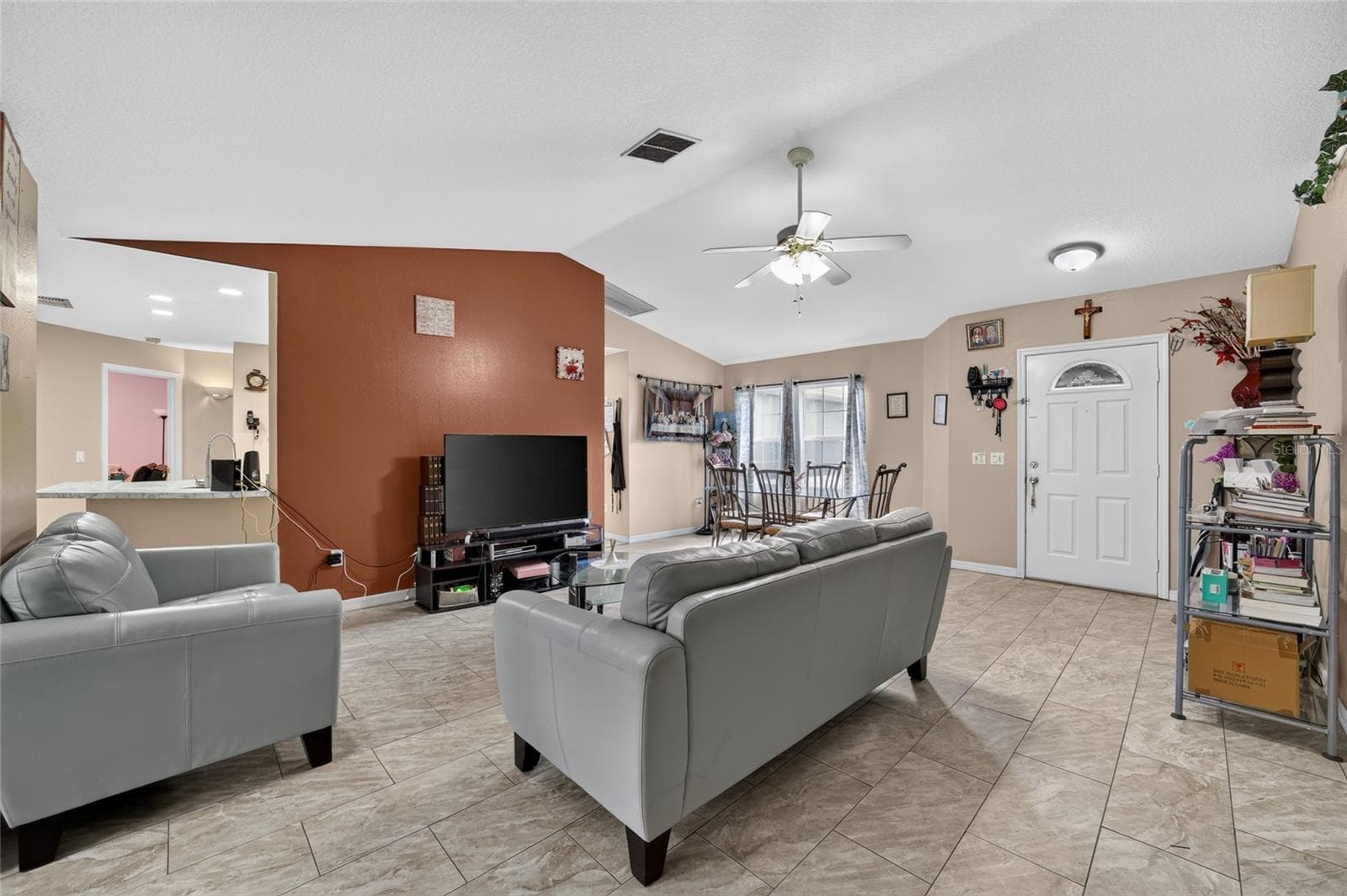 Single Family Residence at 304 MARION OAKS CRSE, OCALA, photo 7 of 73