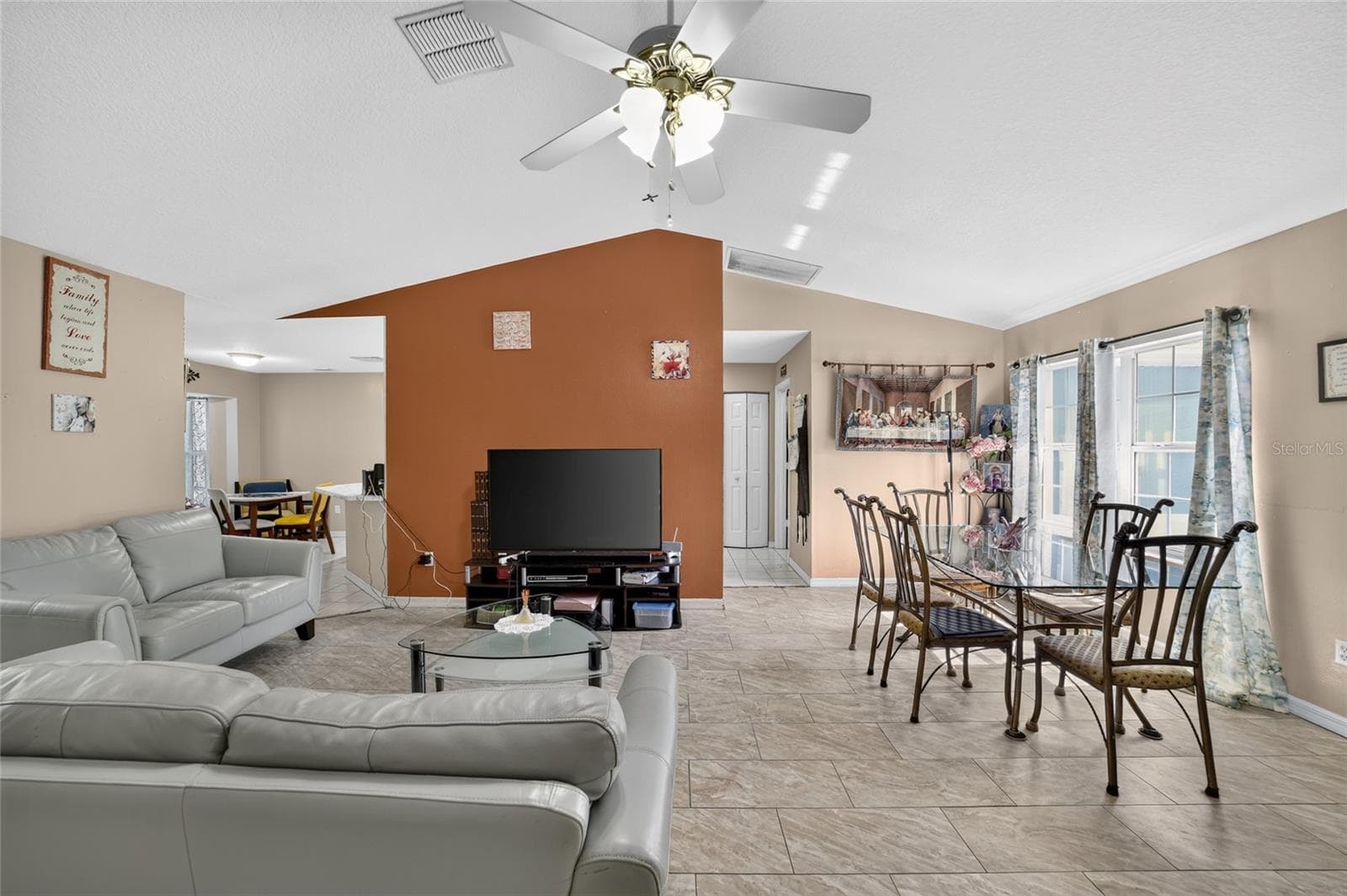 Single Family Residence at 304 MARION OAKS CRSE, OCALA, photo 8 of 73