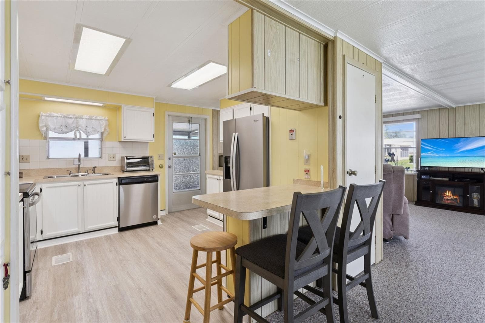 KITCHEN HAS A CONVENIENT BREAKFAST BAR AND NEWER APPLIANCES. - 104 OLEANDER CV, LEESBURG